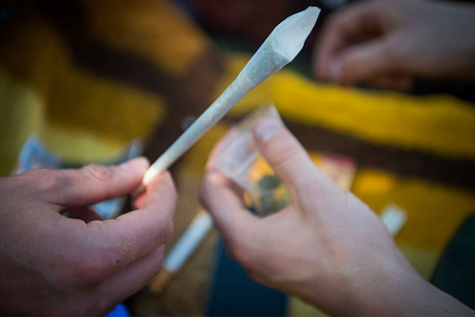 Cannabis rauchen kann bei manchen Menschen auch zum Tiefschlaf führen.