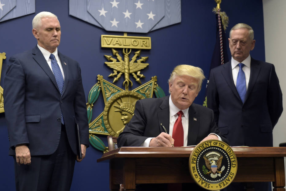 Trump bei seiner Amtseinführung. Danach legte er gleich mit einigen zweifelhaften Entscheidungen los.