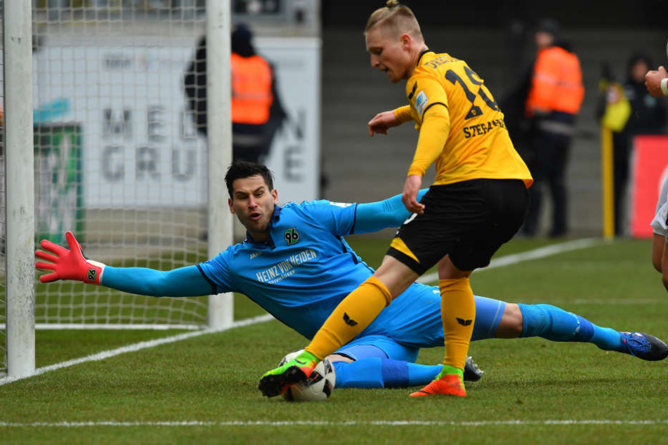 Hier scheitert Marvin Stefaniak in der 10. Minute an Hannover Torwart Philipp Tschauner.