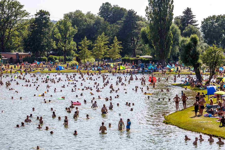 Ein Sprung ins kühle Nass ist bei diesen Temperaturen eine prima Idee, um Kreislaufbeschwerden vorzubeugen, aber: Um Badeunfälle zu vermeiden, sollte man sich unbedingt an die Vorschriften und Sicherheitshinweise auf den Beschilderungen halten.