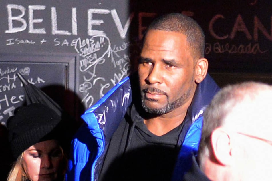 Am vergangenen Freitag: R. Kelly verlässt sein Studio in Chicago und stellt sich den Behörden.
