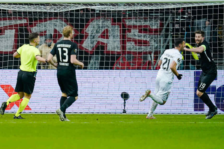 Rochinha (2.v.r.) erzielt das 0:1. Eintracht-Kapitän David Abraham (r.) protestiert, da Sebastian Rode vorher gefpult wurde.
