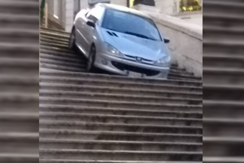 Der Peugeot 206 kam in Rom auf der Spanischen Treppe zum Stehen.