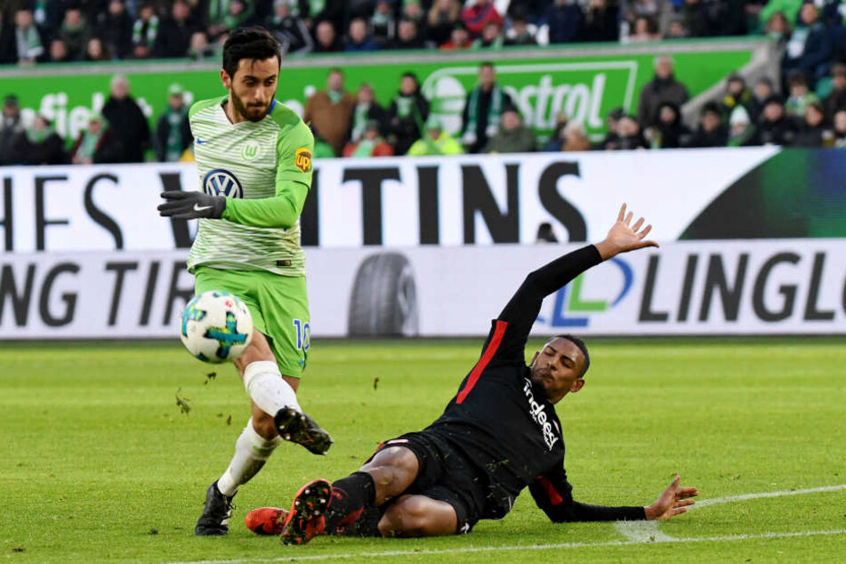 Sebastien Haller packt gegen Yunus Malli die Grätsche aus.