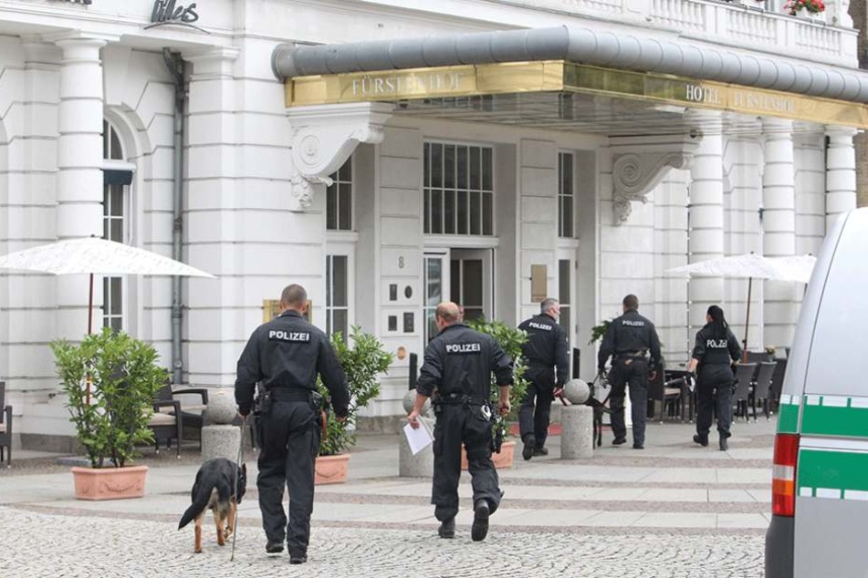 Nach der Bombendrohung der beiden Tiroler gegen den "Fürstenhof" suchten Polizisten it Sprengstoffhunden das Luxushotel ab.