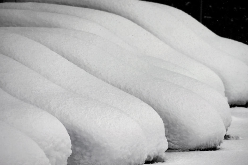 Schneebedeckte Autos: Es wird in Bayern voraussichtlich auch noch weiter schneien.