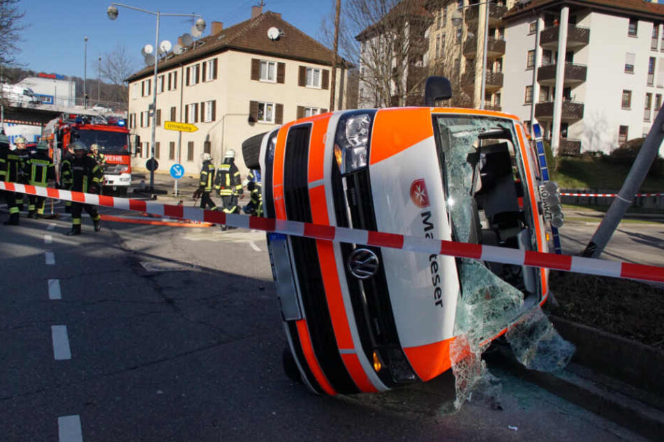Die beiden Insassen dieses Notarzteinsatzfahrzeuges wurden verletzt.