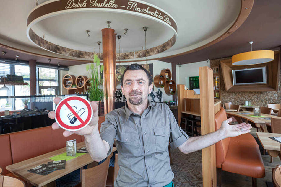 Auch hier ist jetzt Rauchverbot:
Serviceleiter Ronny Dietz (49) im ehemaligen Raucherraum im Diebels Fasskeller.