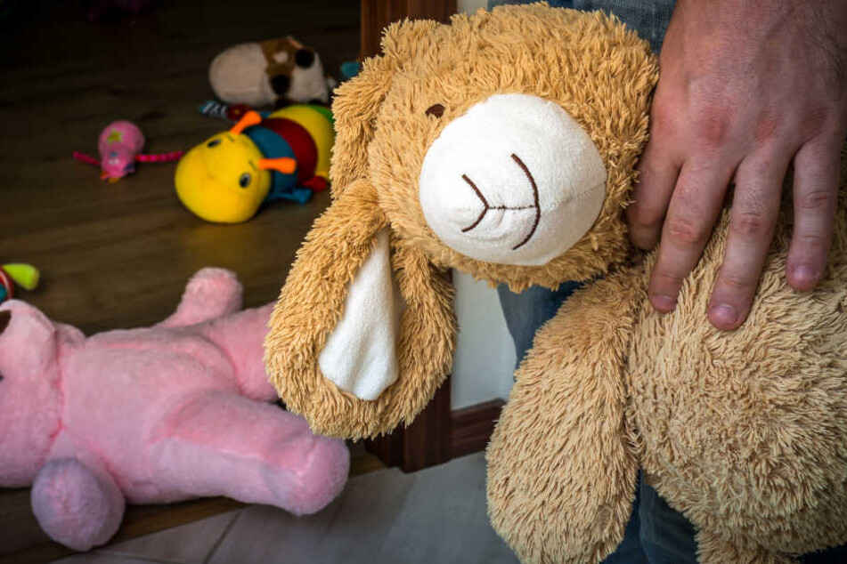 Immer wieder verging er sich an Kindern. (Symbolbild)