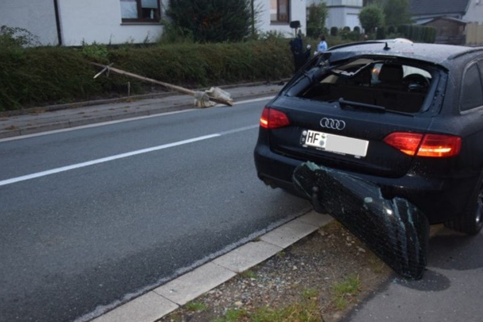 Der Holzkalken hinterließ einen erheblichen Schaden an dem Audi.