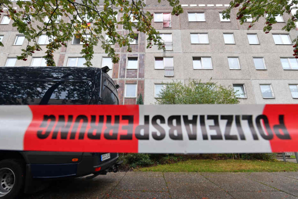 In einem Wohnhaus in Regensburg wurde die Leiche der Frau entdeckt. (Symbolbild)