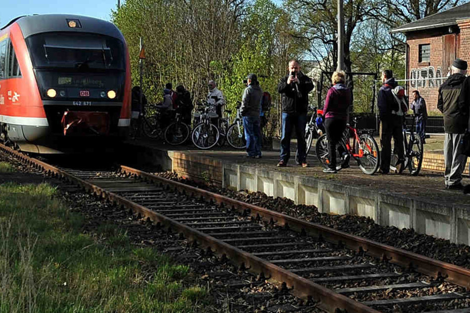 Die Heide-Bahn ist zurück. Am Karfreitag ließ sich nach Jahren erstmals wieder ein Personenzug am Bad Dübener Bahnhof blicken.