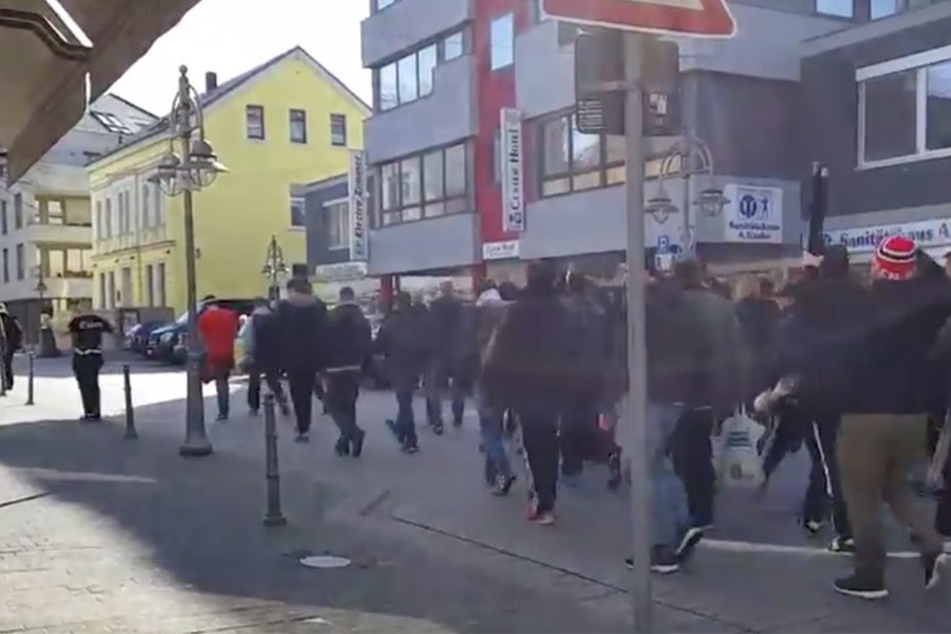 60 bis 70 Essen-Ultras zogen am Samstag lautstark durch die Innenstadt von Gütersloh.