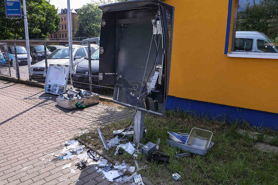 Ob die Diebe den Automaten mit Gas oder Pyrotechnik sprengten, ist noch unklar.