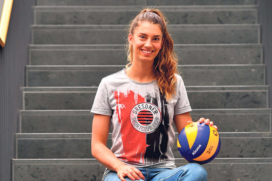 Nikola Radosova mit dem neuen Fan-Shirt. Die derzeit noch verletzte Angreiferin baut auf den Einzug ihres DSC ins Play-off-Halbfinale und darauf, dass sie dann wieder spielen kann.
