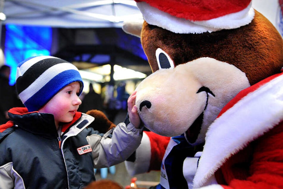 Auch Maskottchen Lohmann ist beim Weihnachtsmarkt für die Kleinsten da.