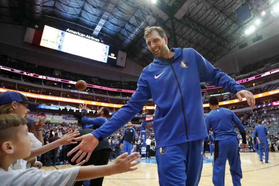 Dirk Nowitzki beim Einlaufen in die Halle der Dallas Mavericks am Freitag.