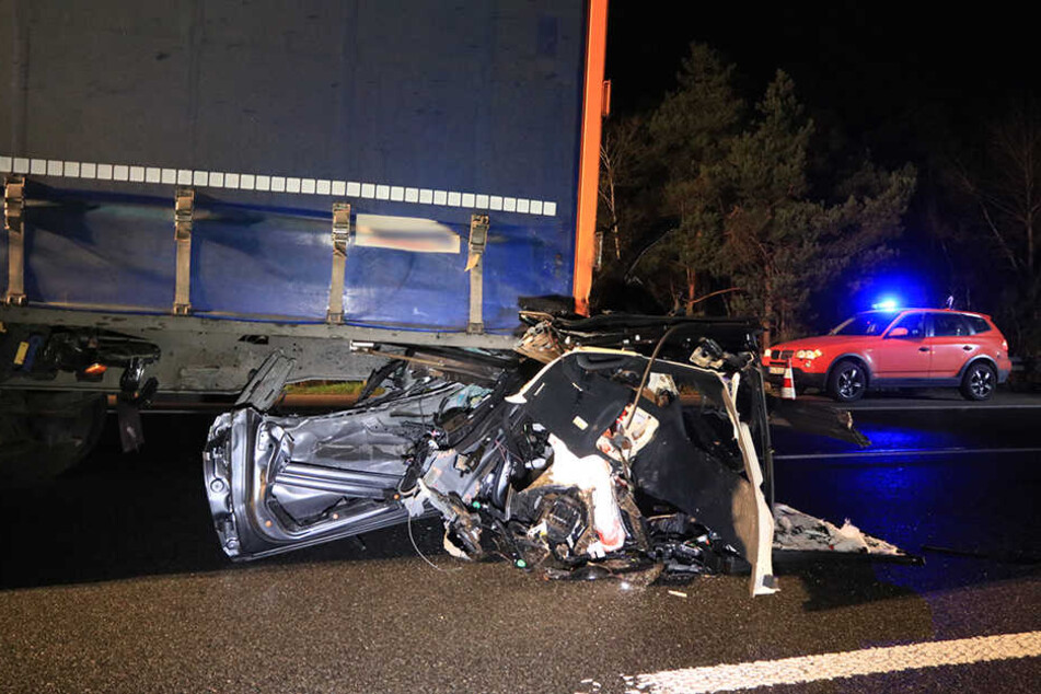 Teile des Mercedes hängen nach dem Unfall noch an dem Laster.