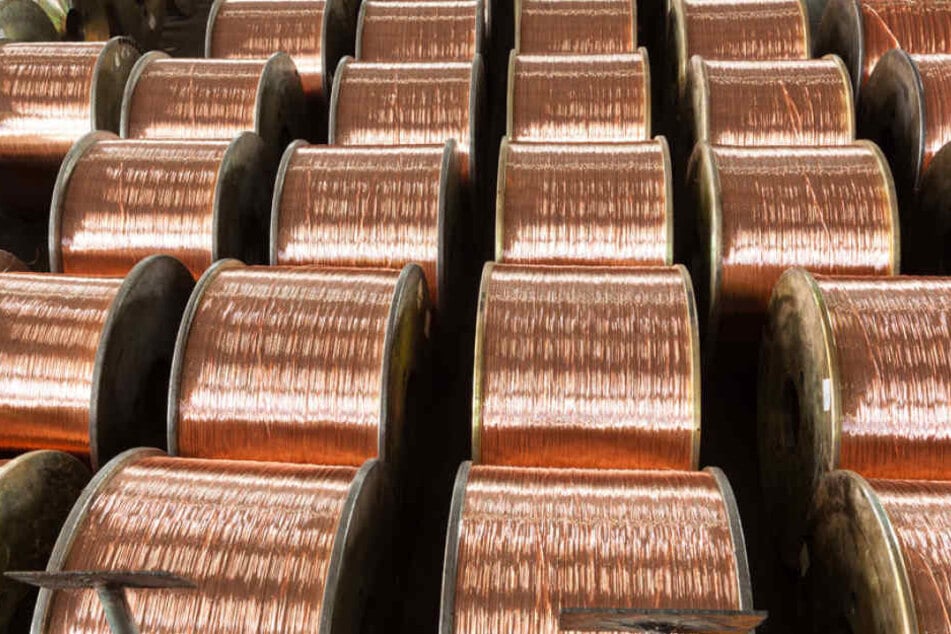 Buntmetalldiebe haben in Böhlen (Landkreis Leipzig) ein ein Kilometer langes Kupferkabel demontiert und mitgehen lassen.