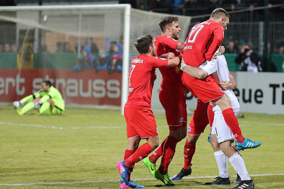 FCA-Keeper Jürgen Rennar (li.) hielt sein Team über 120 Minuten stark im Spiel, musste sich dann aber geschlagen geben.