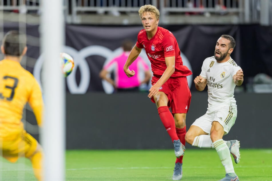 Jann-Fiete Arp von Bayern schießt aufs Tor, rechts Daniel Carvajal von Real Madrid.