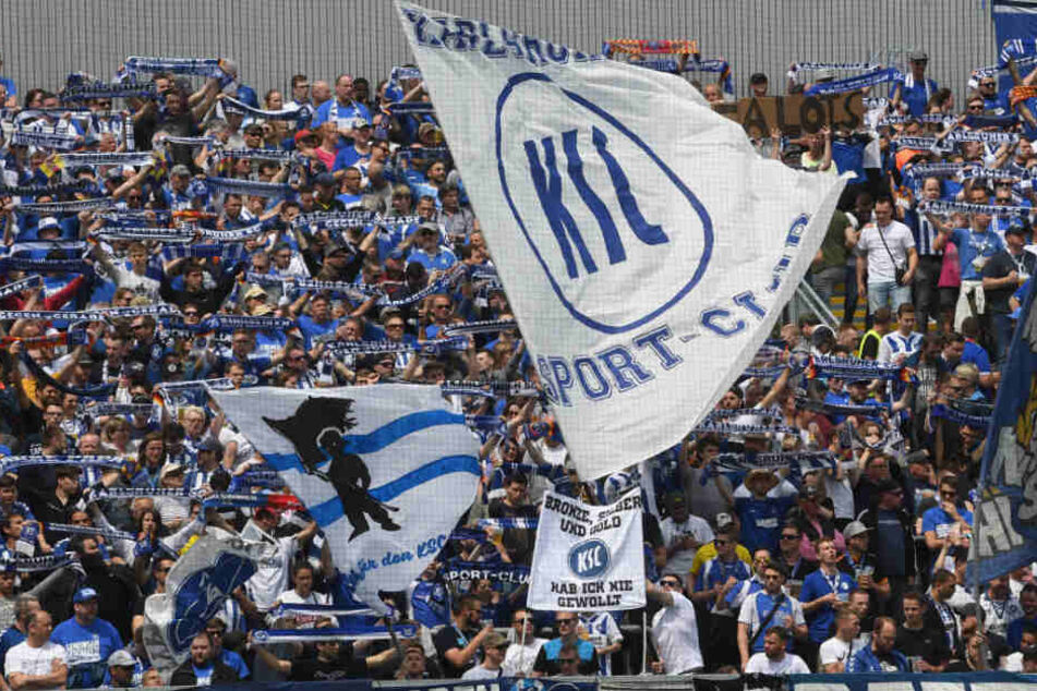 Die Karlsruher Anhänger können das Pokalfinale im heimischen Stadion verfolgen.