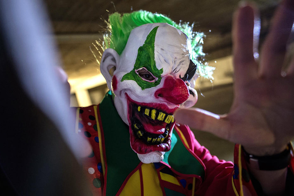 Grotesker Trend: Gruselclowns
erschrecken und bedrohen auch in Sachsen Passanten. In Hoyerswerda wurde sogar
ein Jugendlicher (17) verletzt.