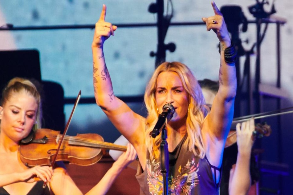 Sängerin Sarah Connor (39) performte am Samstag für ihre Berliner Fans, positionierte sich aber auch klar in einem politischen Statement gegen die AfD positioniert.