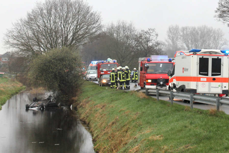 In Diele stürzte ein Auto in einen Kanal und blieb auf dem Dach liegen.