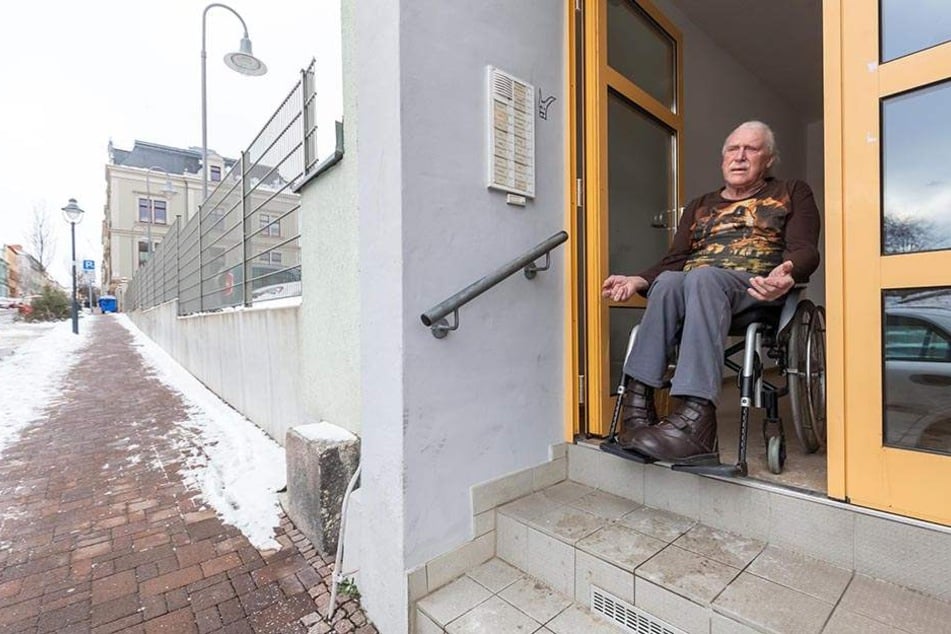 Ohne seinen geklauten Rollstuhl ist Werner Thielemann (65) an seine Wohnung gefesselt.