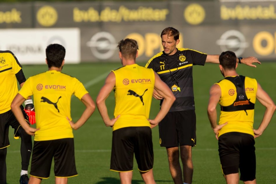 Dortmund-Trainer Thomas Tuchel (Zweiter von rechts).