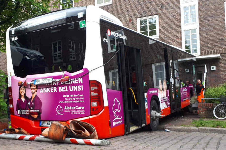 Der Bus fuhr frontal gegen die Hauswand.