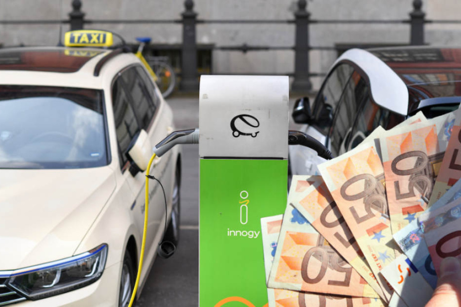 Besonders Taxifahrer in Berlin profitieren von der Prämie für E-Autos. (Bildmontage)