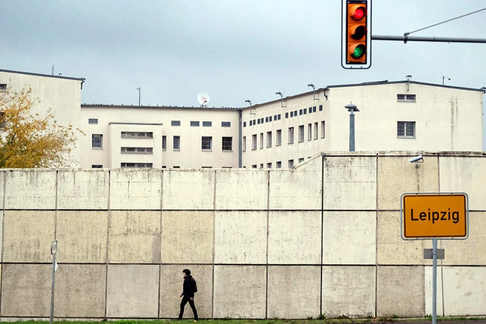 Die Mauer neigt sich um fünf Prozent nach innen und ist 20 Jahre alt.