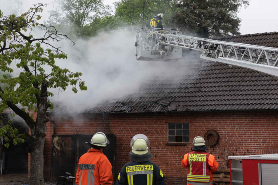 Die Feuerwehr bekämpft ein Dachstuhlbrand.