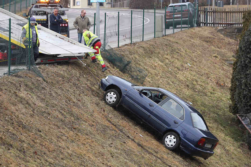 Immer wieder müssen Bergungsfahrzeuge zur Gärtnerei an der S36 in Freital ausrücken.
