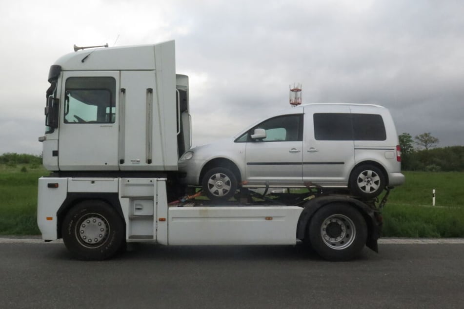 Ein Auto steht mit Gurten verzurrt auf der Sattelplatte eines Sattelschleppers. Auf der Autobahn 72 bei Feilitzsch im Landkreis Hof stoppten die Beamten den Fahrer.
