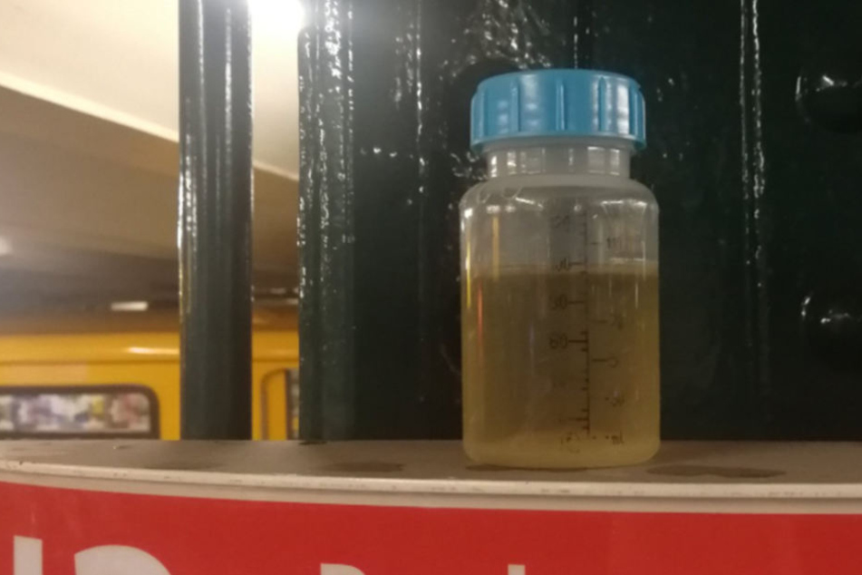 Der vermeintliche "Apfelsaft" wurde auf einem Schild am U-Bahnhof Wittenbergplatz vergessen.