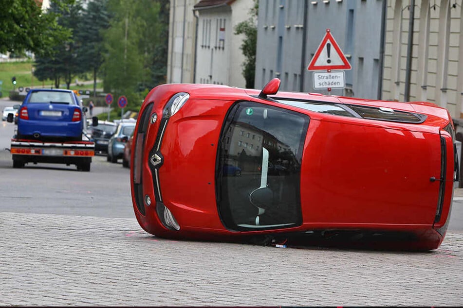 Der Renault landete nach dem Zusammenstoß auf der Seite.