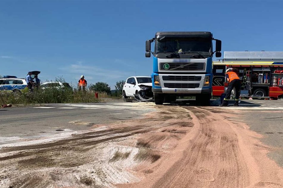 Der Hyundai krachte dem Lkw in die rechte Seite.