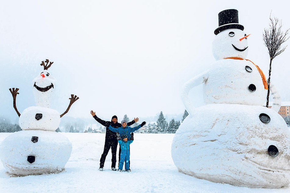 Sachsens größter Schneemann und
seine Schöpfer: Robin (11), Jonas (5) und Papa Alexander Queck (35).
