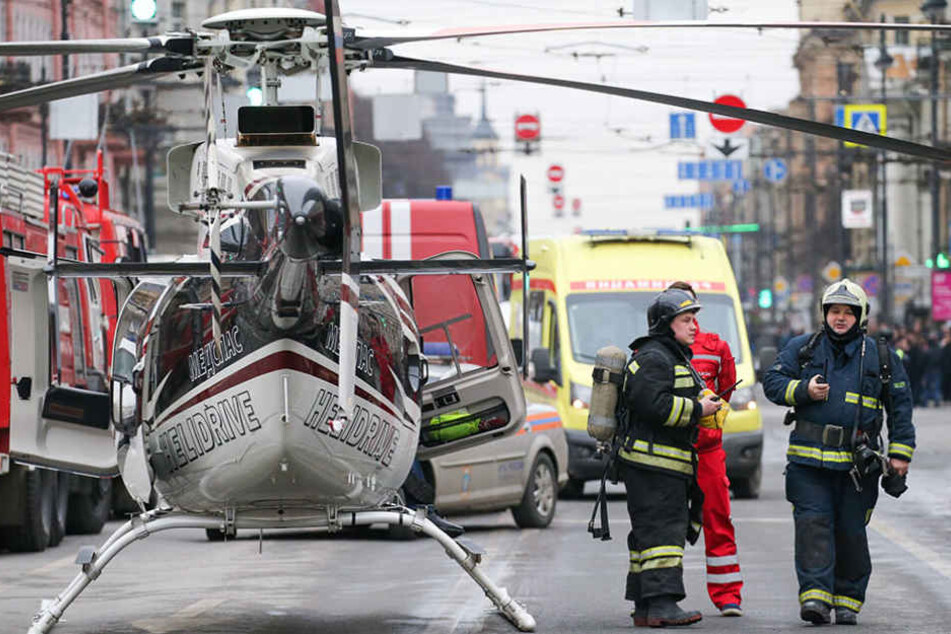 Rettungskräfte vor der Station "Tekhnologichesky Institut"