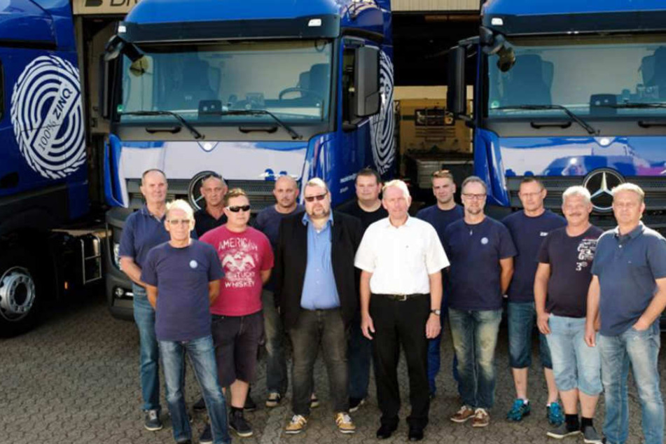 "Wir sind das Team von der ZINQ Voigt & Schweitzer Dresden GmbH und sind glücklich in unserem Beruf."