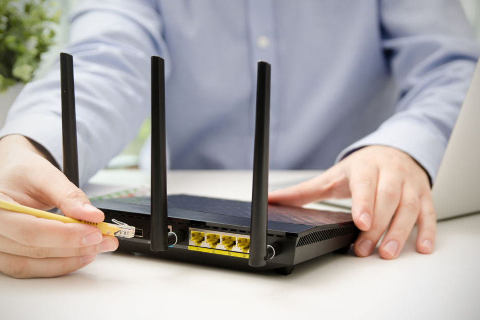 Wer die Antennen beim
Anschluss des Routers senkrecht nach oben ausrichtet, sorgt für eine deutliche
Signalverstärkung.