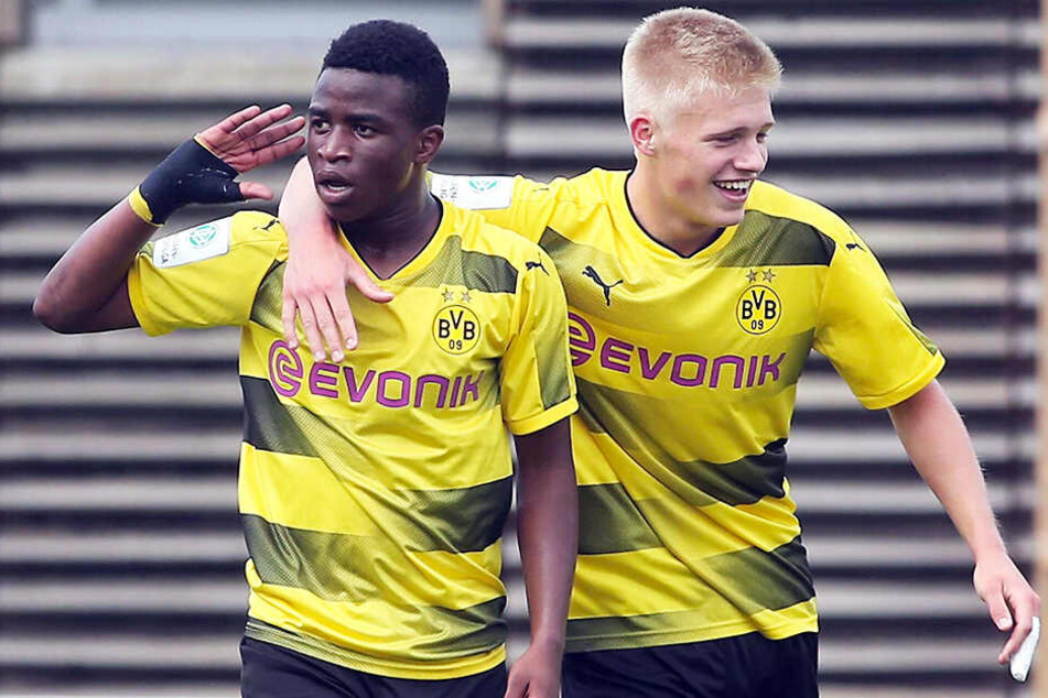 Damit hat Moukoko (l.) nach sechs Liga-Spielen bereits dreizehn Mal getroffen. (Archivbild)