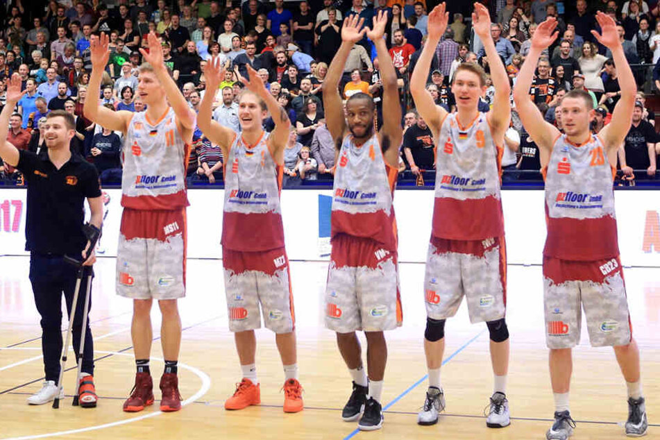 In einem schier unglaublichen Spiel drehten die Chemnitzer eine lange Zeit verloren geglaubte Partie, gewannen 75:67 (33:38) und stehen im Halbfinale!