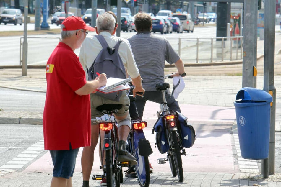 Wer fährt korrekt, wer gefährdet andere? Der ACE machte an der Kreuzung Brücken-/Bahnhofstraße den Test.