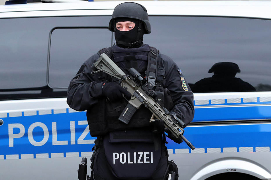 Beamte eines Spezialeinsatzkommandos sind in Leipzig-Wahren im Einsatz (Symbolbild).