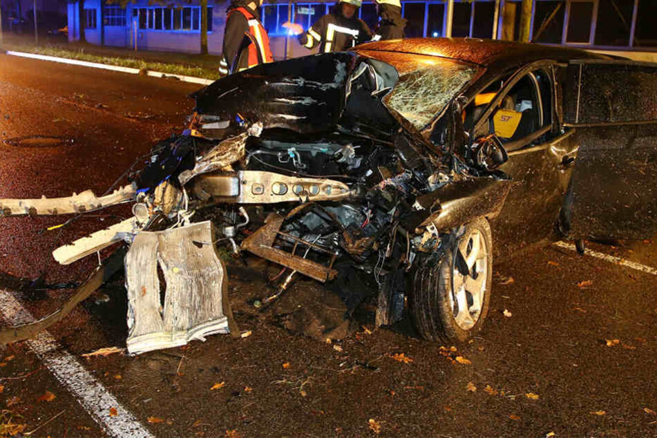 Der Ford Focus wurde bei dem Unfall komplett zerstört.