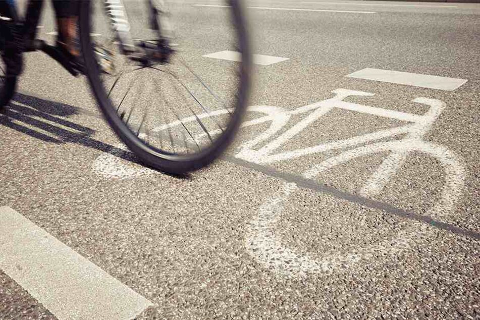 Der Radfahrer verlor die Kontrolle über sein Fahrrad, nachdem er abrupt abbremsen musste. (Symbolbild)